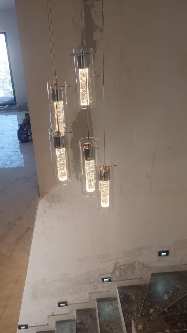 Instalación de iluminación decorativa en escalera