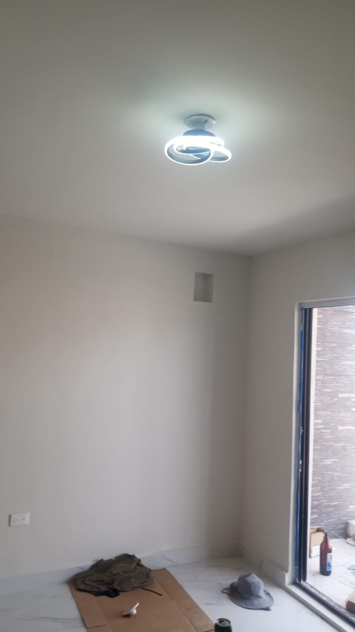 Lámpara instalada en habitación