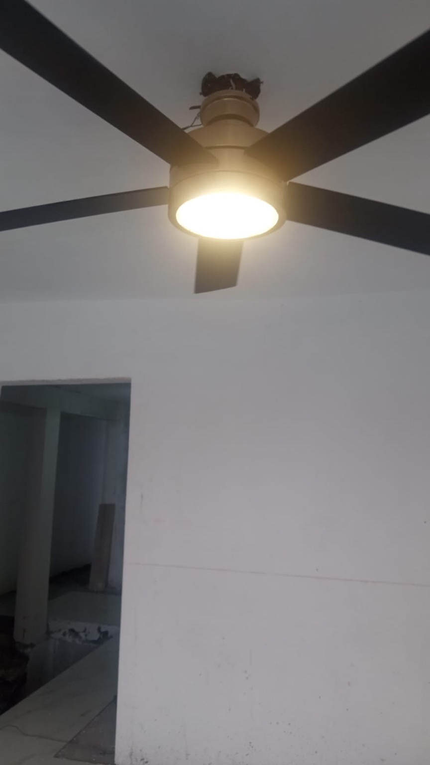 Ventilador de techo con iluminación instalado